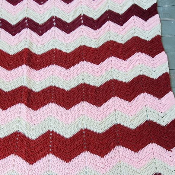 Chevron Zig Zag Crochet Afghan Blanket Throw Pink Red 65"x56" Handmade Vintage - Picture 3 of 12